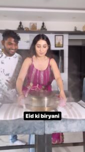 Vrushika Mehta Instagram - Eid Mubarak 🌙 
Ajj ki dawat mere taraf se 🤤

#reelkarofeelkaro #feelitreelit #comedy