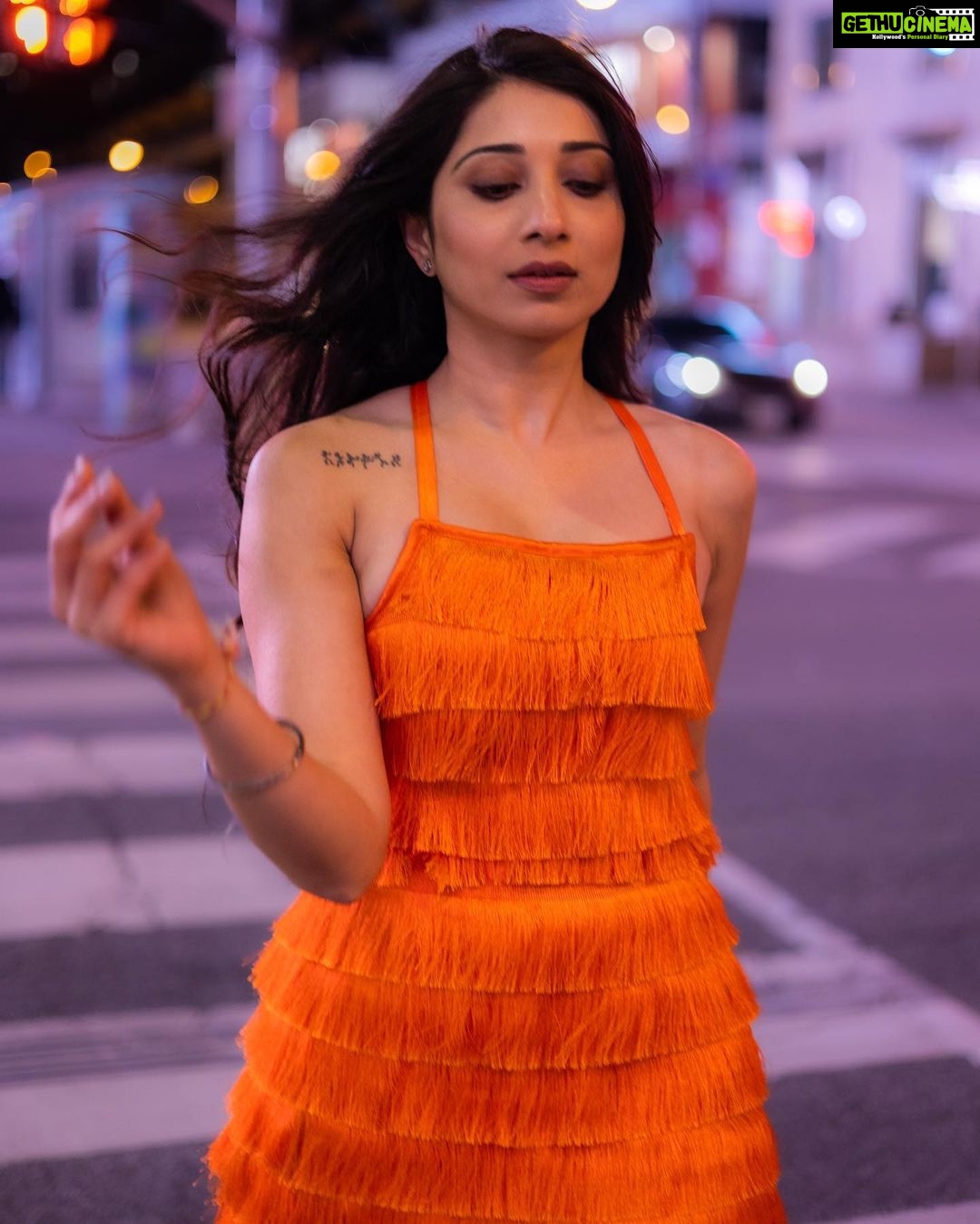 Vrushika Mehta Instagram - Ek sec wala pose, Dilade orange rose 🥀🧡 Photography: @thakkar.jay_3 Wearing: @mona_fashion_studio07 #photooftheday #instagood