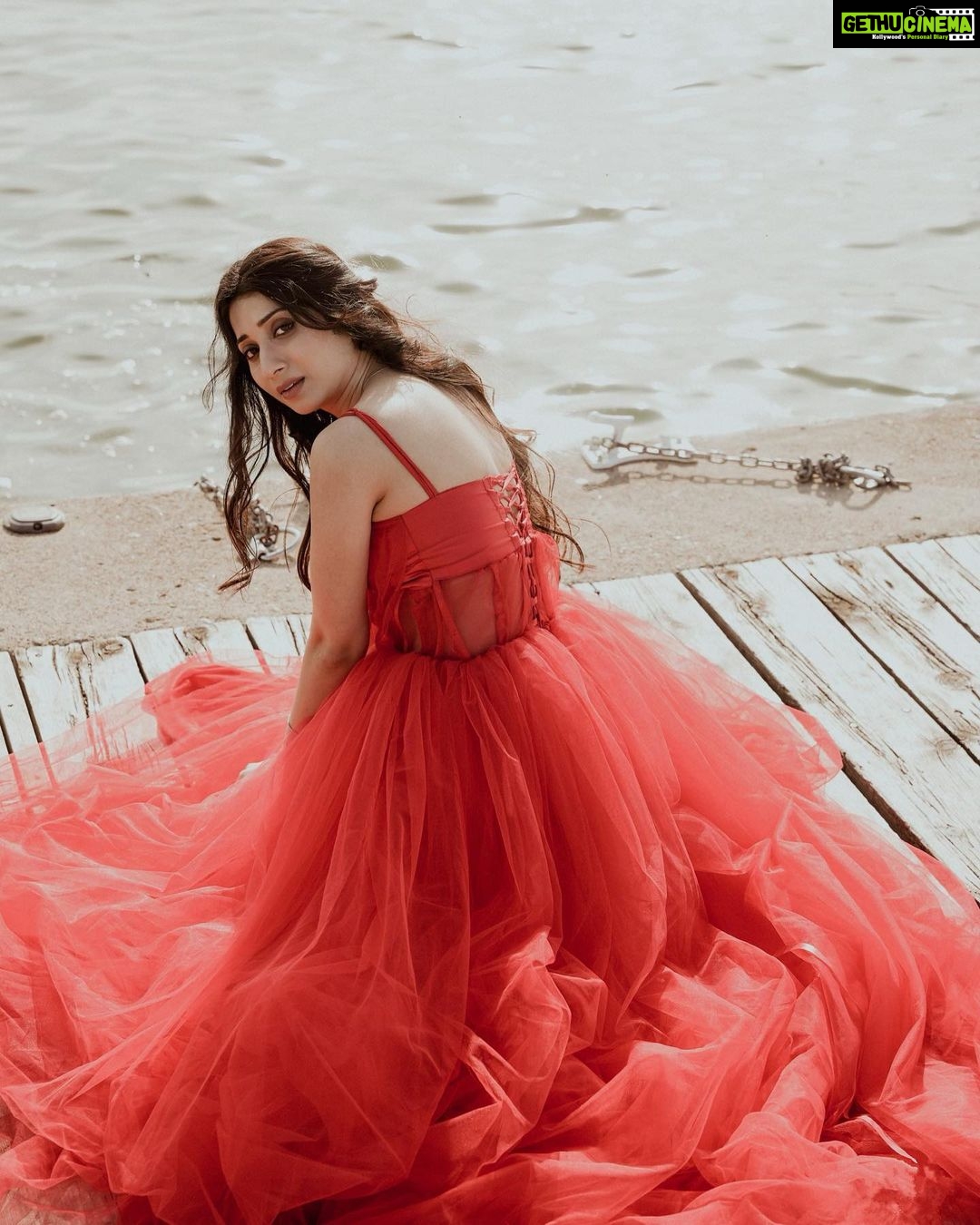 Vrushika Mehta Instagram - Hey Romeo your Juliet is here 🌹 PS: @saurabhghedia21 jaldi aao ❤️ Which emoji do I look like? . Photography: @theelysianwedding Wearing: @mona_fashion_studio07 #photooftheday #instagood #instagram #instadaily