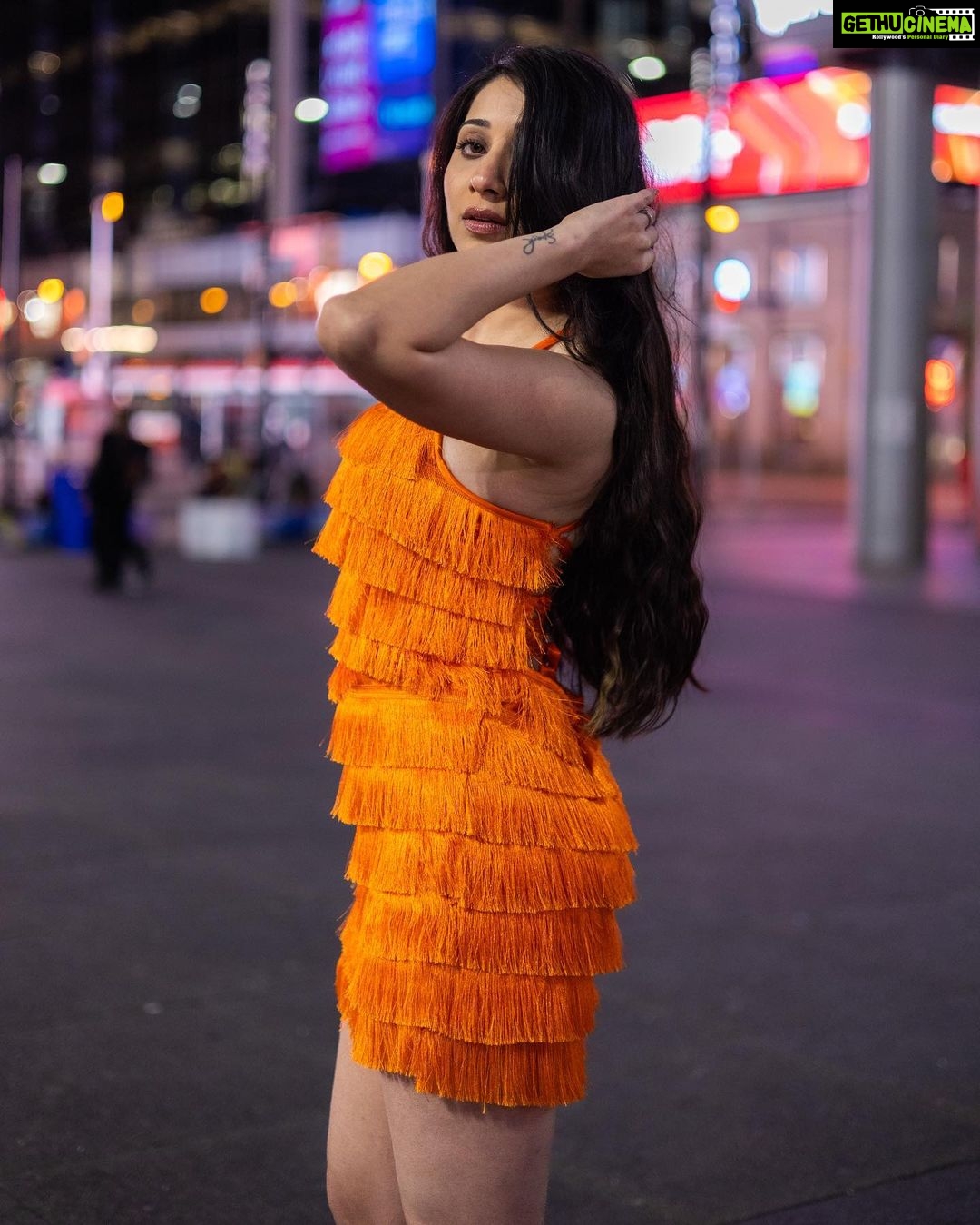 Vrushika Mehta Instagram - Ek sec wala pose, Dilade orange rose 🥀🧡 Photography: @thakkar.jay_3 Wearing: @mona_fashion_studio07 #photooftheday #instagood