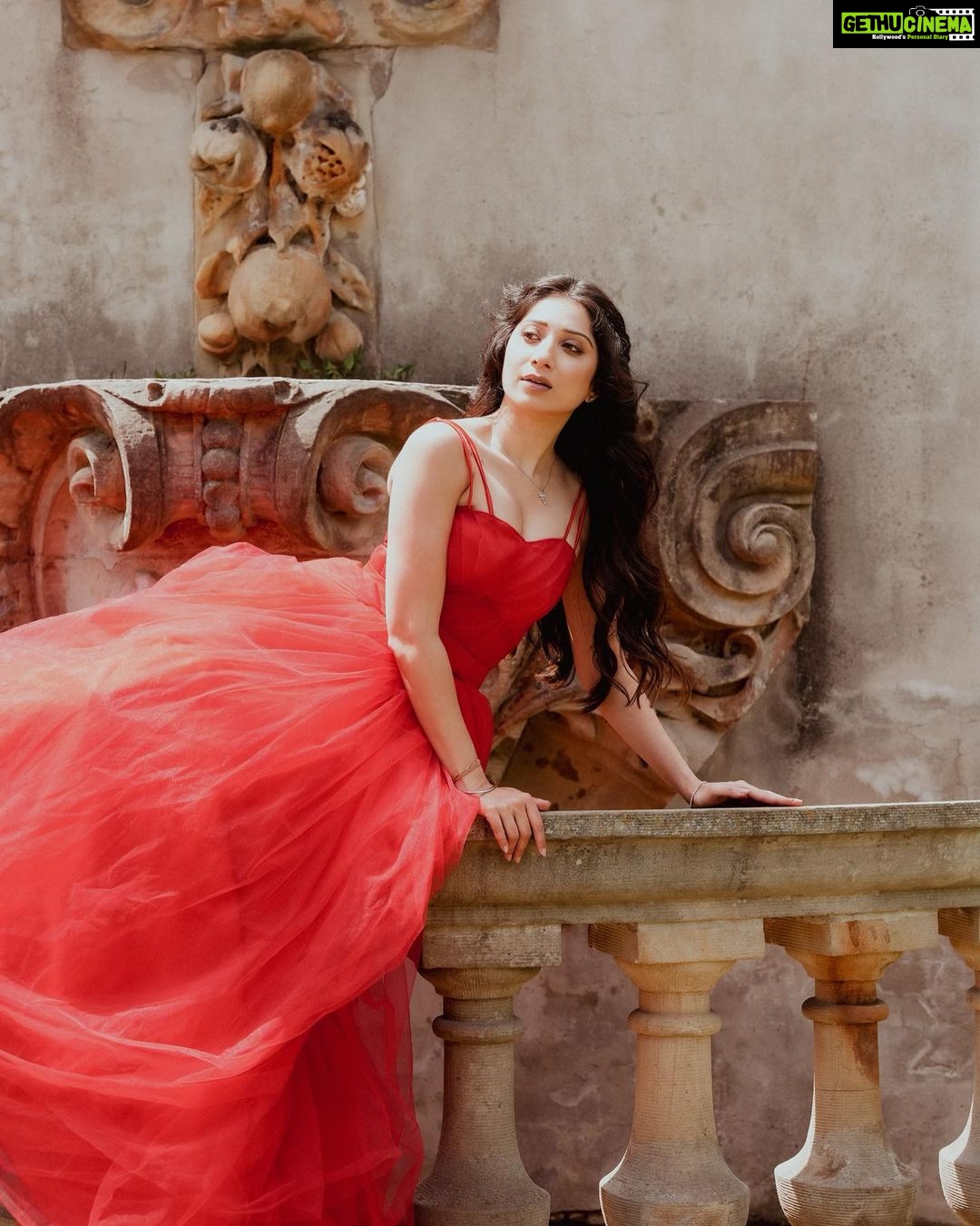 Vrushika Mehta Instagram - Hey Romeo your Juliet is here 🌹 PS: @saurabhghedia21 jaldi aao ❤️ Which emoji do I look like? . Photography: @theelysianwedding Wearing: @mona_fashion_studio07 #photooftheday #instagood #instagram #instadaily