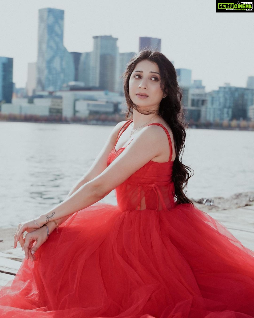 Vrushika Mehta Instagram - Hey Romeo your Juliet is here 🌹 PS: @saurabhghedia21 jaldi aao ❤️ Which emoji do I look like? . Photography: @theelysianwedding Wearing: @mona_fashion_studio07 #photooftheday #instagood #instagram #instadaily