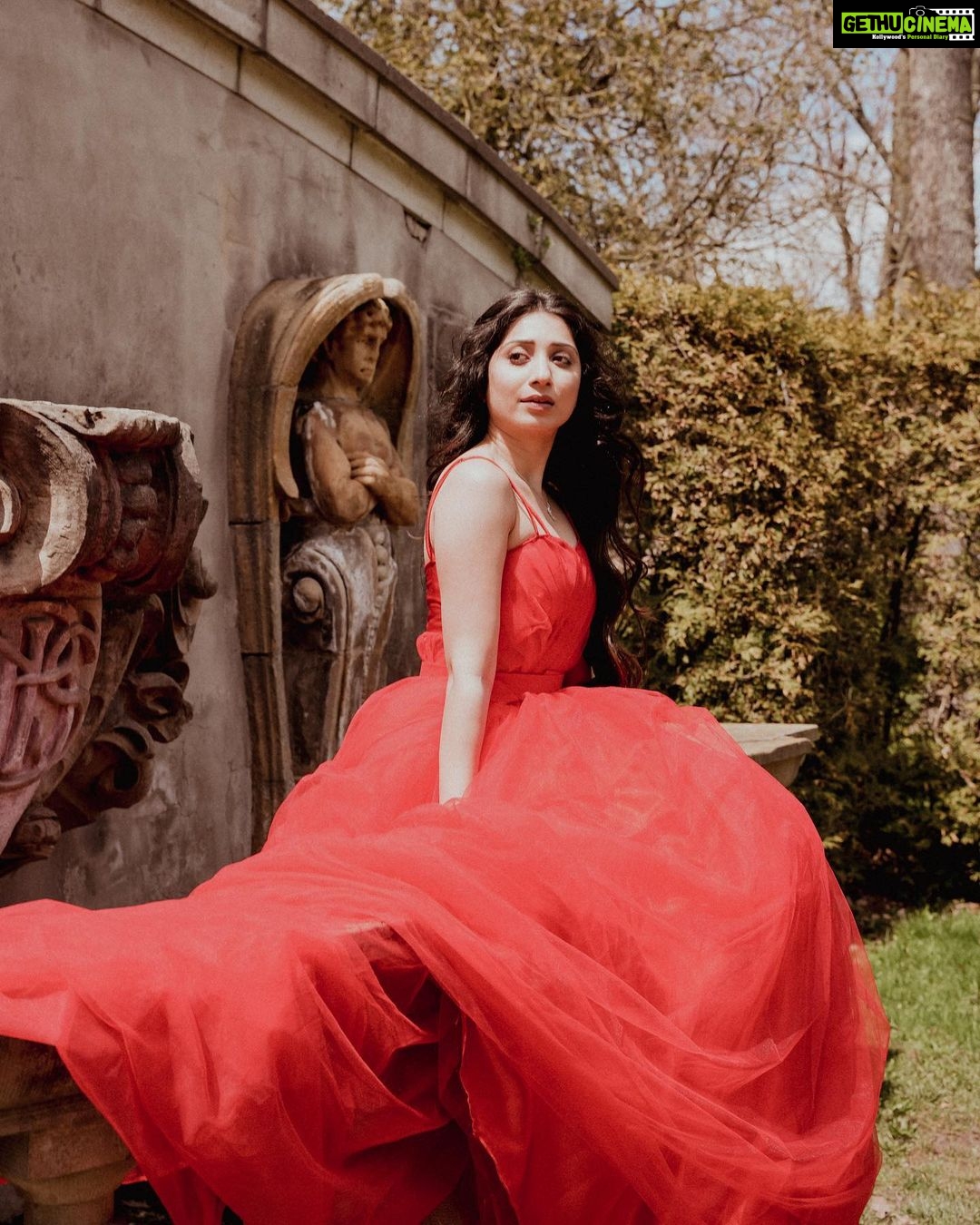 Vrushika Mehta Instagram - Hey Romeo your Juliet is here 🌹 PS: @saurabhghedia21 jaldi aao ❤️ Which emoji do I look like? . Photography: @theelysianwedding Wearing: @mona_fashion_studio07 #photooftheday #instagood #instagram #instadaily