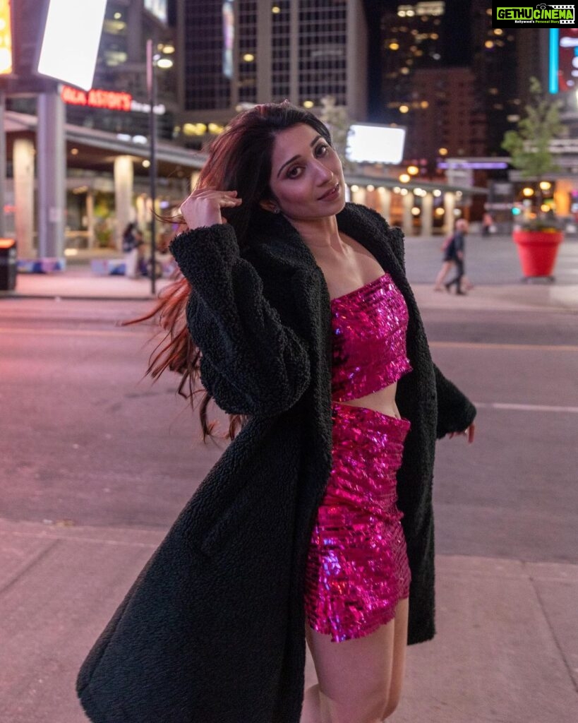 Vrushika Mehta Instagram - When I'm in the mood for pictures 🍁 How many of you love taking random pictures? Batao batao 🌝🌝 Photography: @thakkar.jay_3 Wearing: @mona_fashion_studio07 #instagood #photooftheday #canada