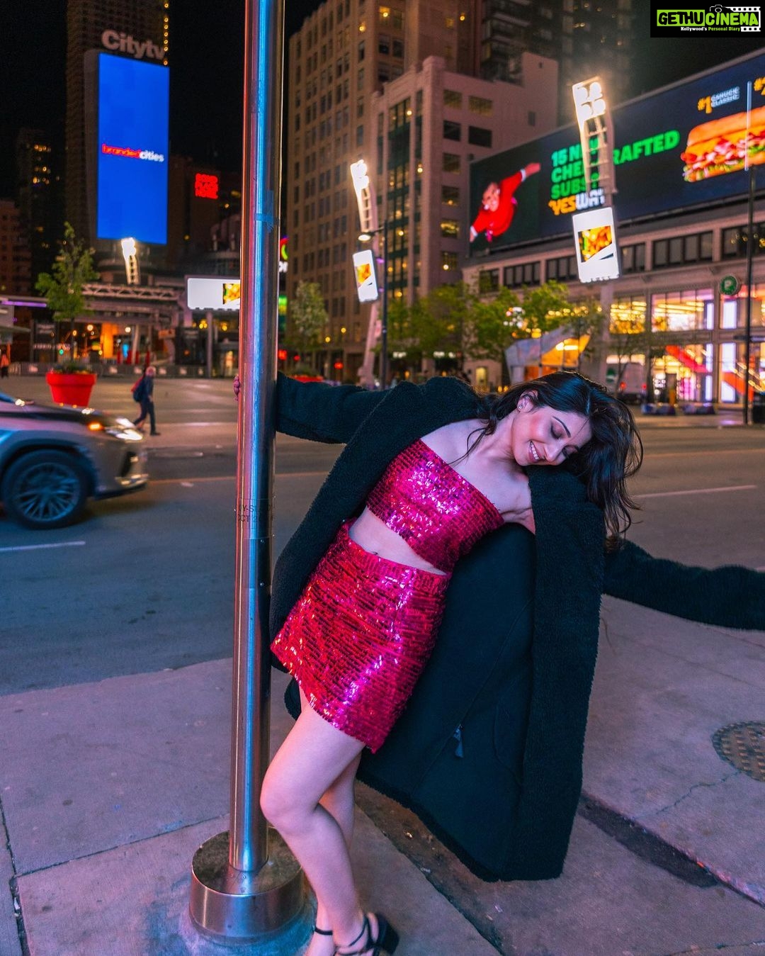 Vrushika Mehta Instagram - When I'm in the mood for pictures π How many of you love taking random pictures? Batao batao ππ Photography: @thakkar.jay_3 Wearing: @mona_fashion_studio07 #instagood #photooftheday #canada