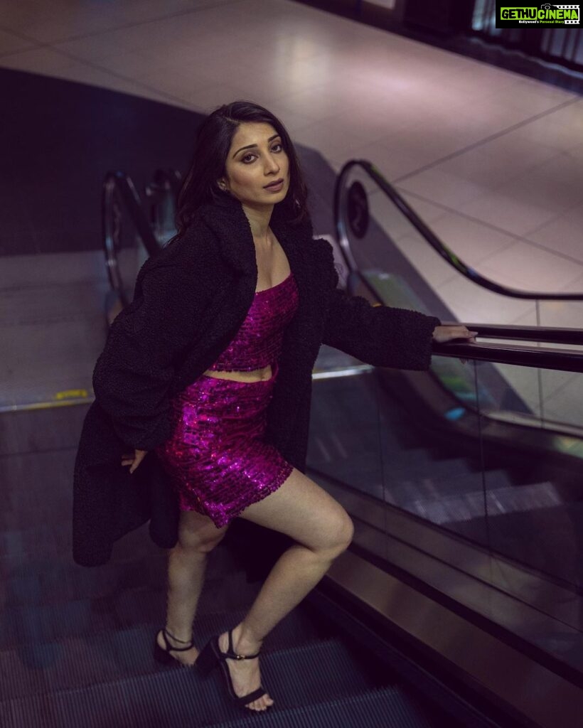Vrushika Mehta Instagram - When I'm in the mood for pictures 🍁 How many of you love taking random pictures? Batao batao 🌝🌝 Photography: @thakkar.jay_3 Wearing: @mona_fashion_studio07 #instagood #photooftheday #canada