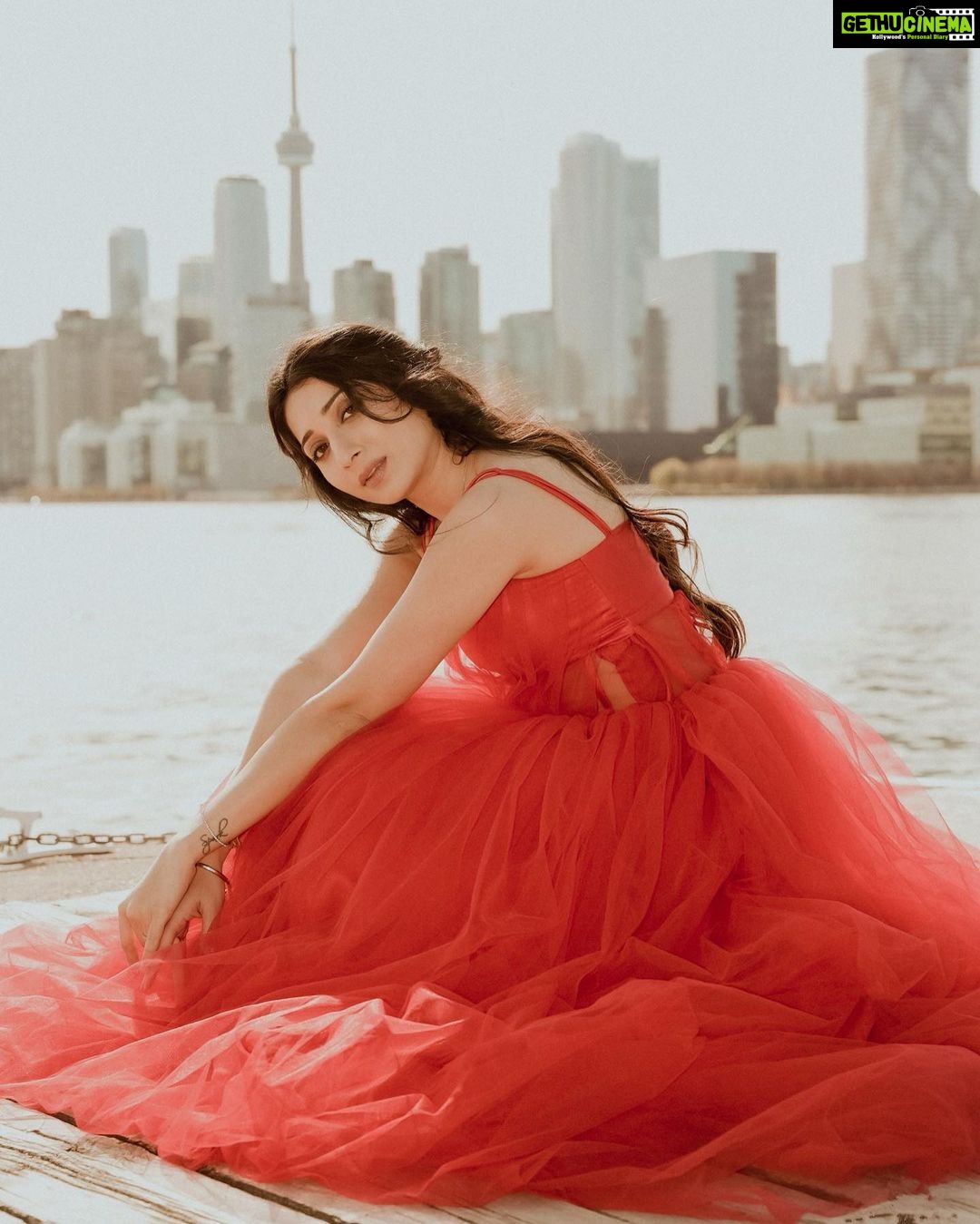 Vrushika Mehta Instagram - Hey Romeo your Juliet is here 🌹 PS: @saurabhghedia21 jaldi aao ❤️ Which emoji do I look like? . Photography: @theelysianwedding Wearing: @mona_fashion_studio07 #photooftheday #instagood #instagram #instadaily