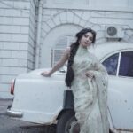 Vrushika Mehta Instagram - ज़रा हट के, ज़रा बच के ये है बॉम्बे मेरी जान 🌹 What was the best part of the video? Let me know in the comments ❤️ . Wearing: @kadhuwabanaras Shot by: @aniket_kale01 @randomankit04 Edited by: @aniket_kale01 #reelsinstagram #reels #mumbai #instagram