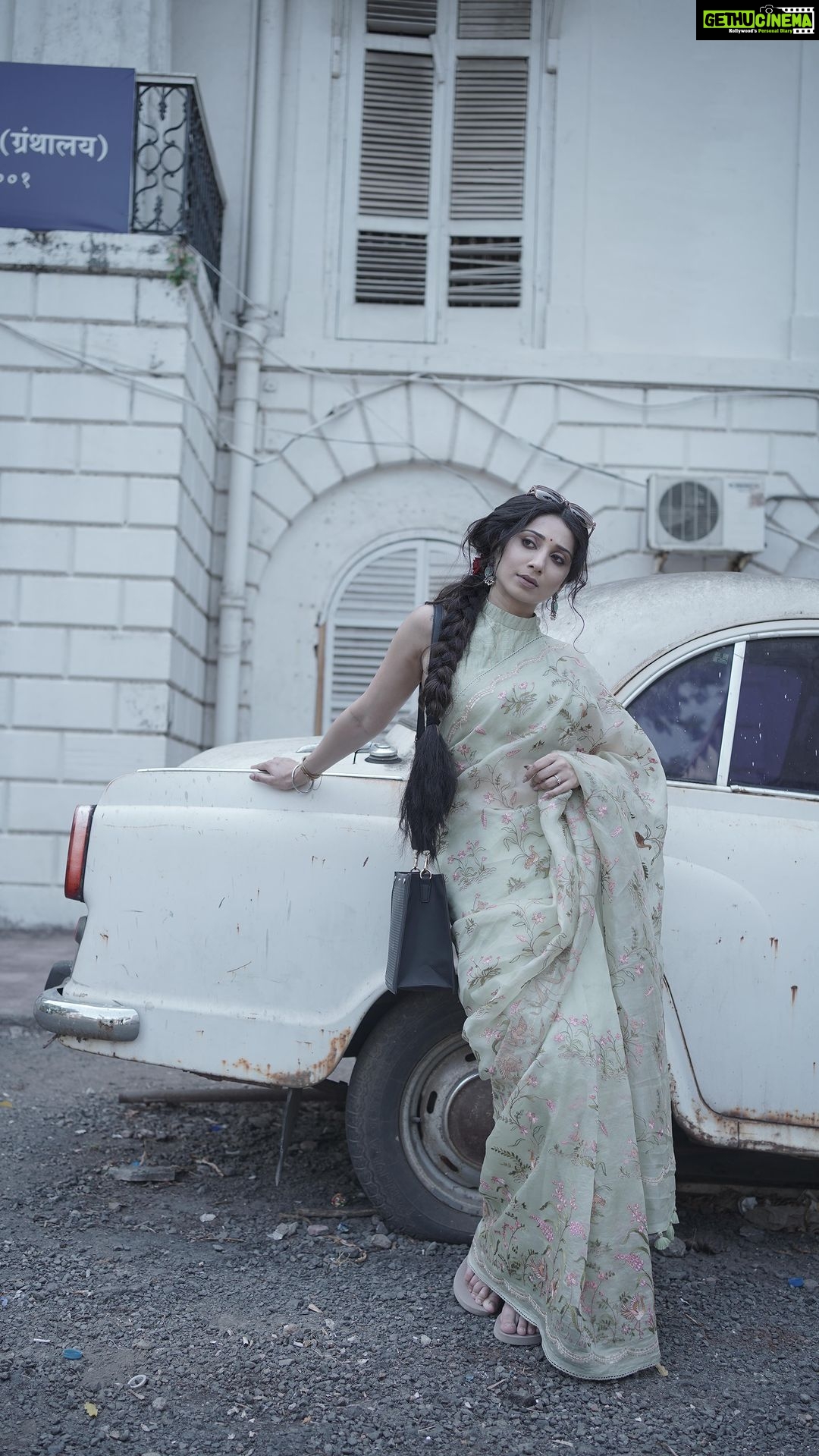 Vrushika Mehta Instagram - ज़रा हट के, ज़रा बच के ये है बॉम्बे मेरी जान 🌹 What was the best part of the video? Let me know in the comments ❤️ . Wearing: @kadhuwabanaras Shot by: @aniket_kale01 @randomankit04 Edited by: @aniket_kale01 #reelsinstagram #reels #mumbai #instagram