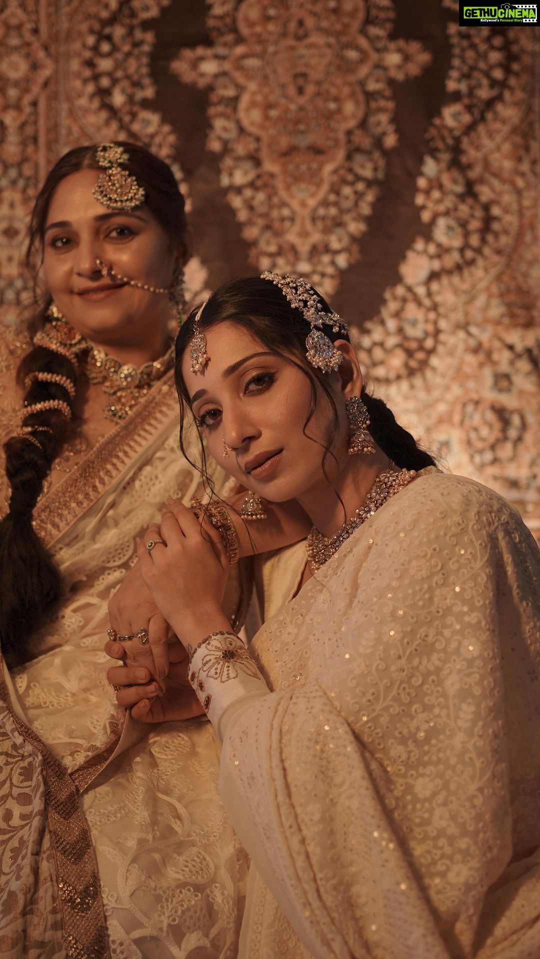 Vrushika Mehta Instagram - Hum CHAND they 🌙 Aur CHAND hi rahenge 🌙 . Shot by: @aniket_kale01 @randomankit04 Edited by @aniket_kale01 Thank you @_usha_maurya aunty for helping ❤️🌹 #reelitfeelit #reelsinstagram #feelitreelit #mother #daughter