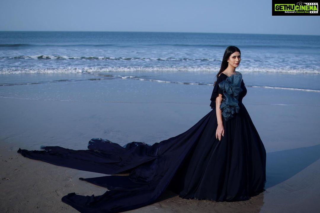 Warina Hussain Instagram - one million feelings…in one single feeling 🌊 @lakshcouture
