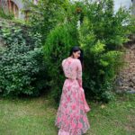 Warina Hussain Instagram - Jazhntan Piroz , Eid Mubarak, ‎اختر مو مبارک شه ✨🌸 I hope you and your family had a good Eid , i know I am late… I finally remembered my password 😉 📸🫶 thank u @moajjazapictures #eid #kurdishclothes #fashiongram #traditional