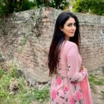 Warina Hussain Instagram - Jazhntan Piroz , Eid Mubarak, ‎اختر مو مبارک شه ✨🌸 I hope you and your family had a good Eid , i know I am late… I finally remembered my password 😉 📸🫶 thank u @moajjazapictures #eid #kurdishclothes #fashiongram #traditional