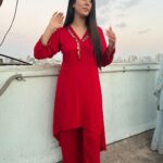 Warina Hussain Instagram – chhat wali fotos 🪁 

#weddingshenanigans