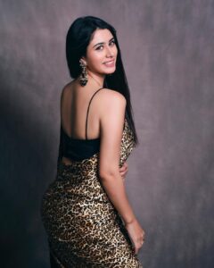 Warina Hussain Instagram - #Saree designed by yours truly 👽🖤 

📸 @advait_vaidya 
mua @futane_ravi 
hair @mangalasirsat