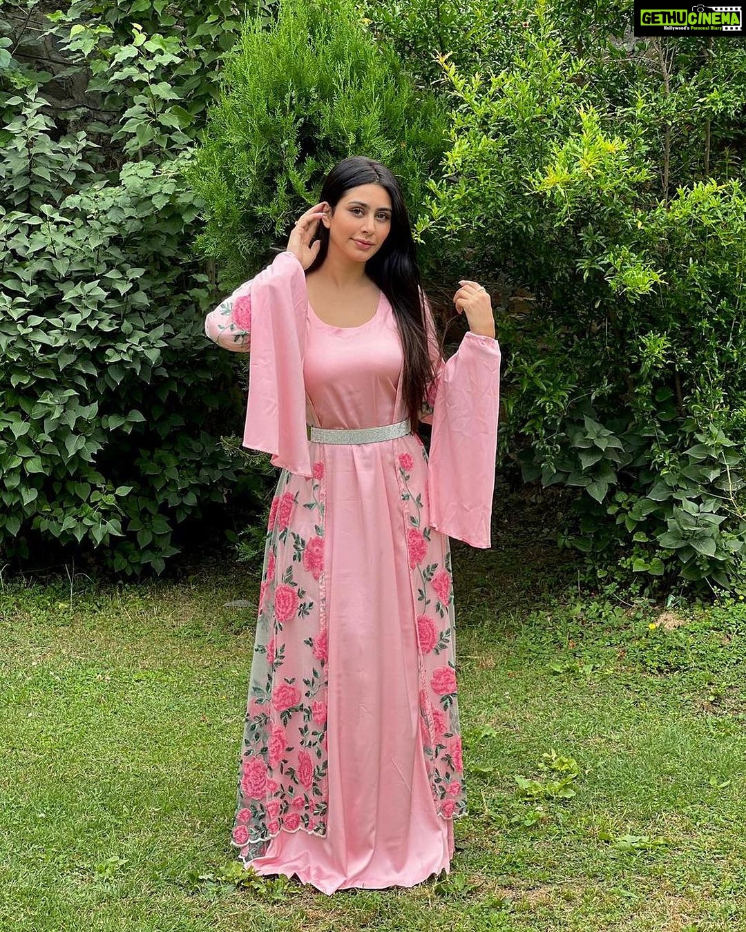 Warina Hussain Instagram - Jazhntan Piroz , Eid Mubarak, اختر مو مبارک شه ✨🌸 I hope you and your family had a good Eid , i know I am late… I finally remembered my password 😉 📸🫶 thank u @moajjazapictures #eid #kurdishclothes #fashiongram #traditional