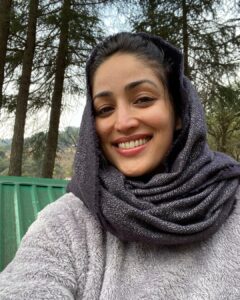 Yami Gautam Instagram - Himachal in my ❤️🌲 And this head-scarf styled with so much love by my pretty mummy ❤️
#nofilter
