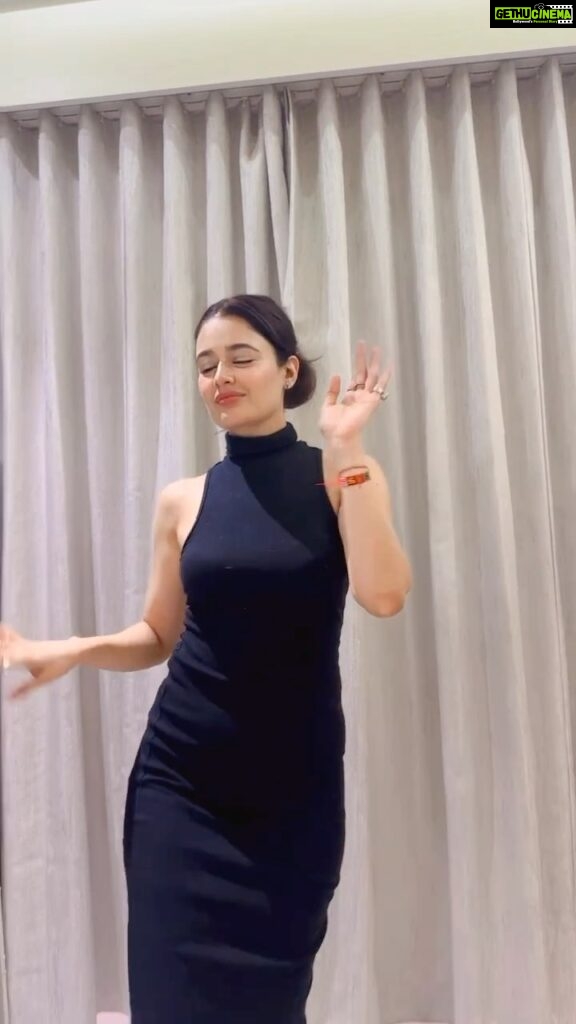 Yuvika Chaudhary Instagram - When u dont kw how to dance this happens watch till the end haha