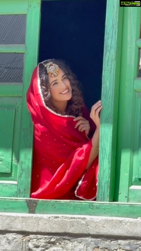 Yuvika Chaudhary Instagram - Ishq wala love 🦋🧿🤍 #red #kashmir #soty #ishqwalalove #reelstrending #reelspage #instagood #yuvikachaudhary #princenarula😘 #exploremore #shooting #lifeonset #throwback