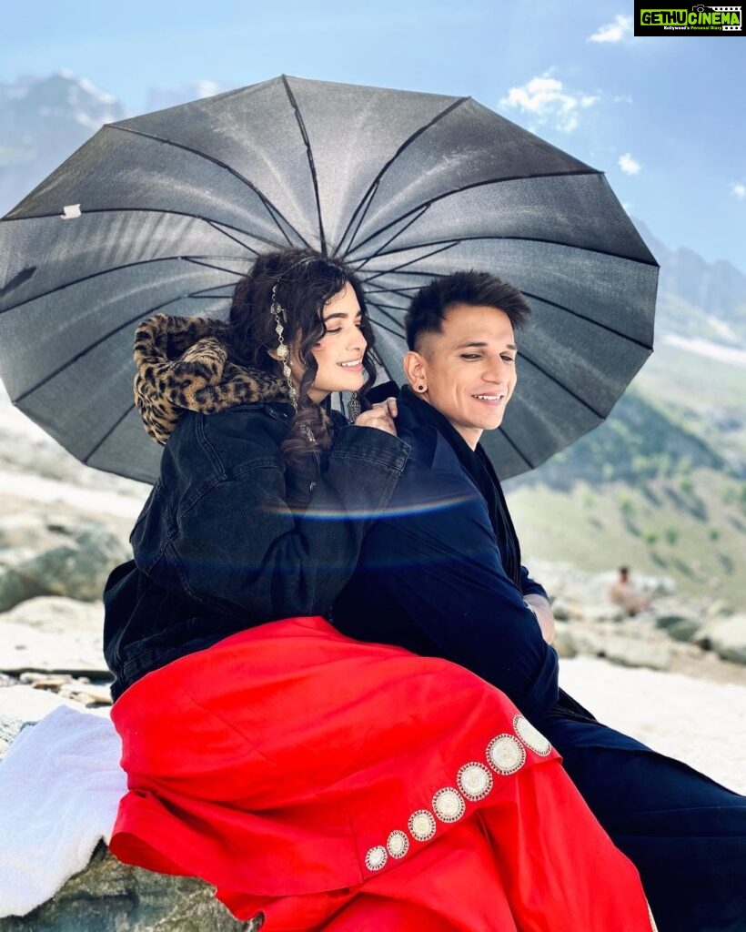 Yuvika Chaudhary Instagram - Throwback to Kashmir 🥰❤️🤍 #throwback #kashmir #red #white #favourite #couple #privika #princenarula #yuvikaprincenarula #yuvikachoudhary #love