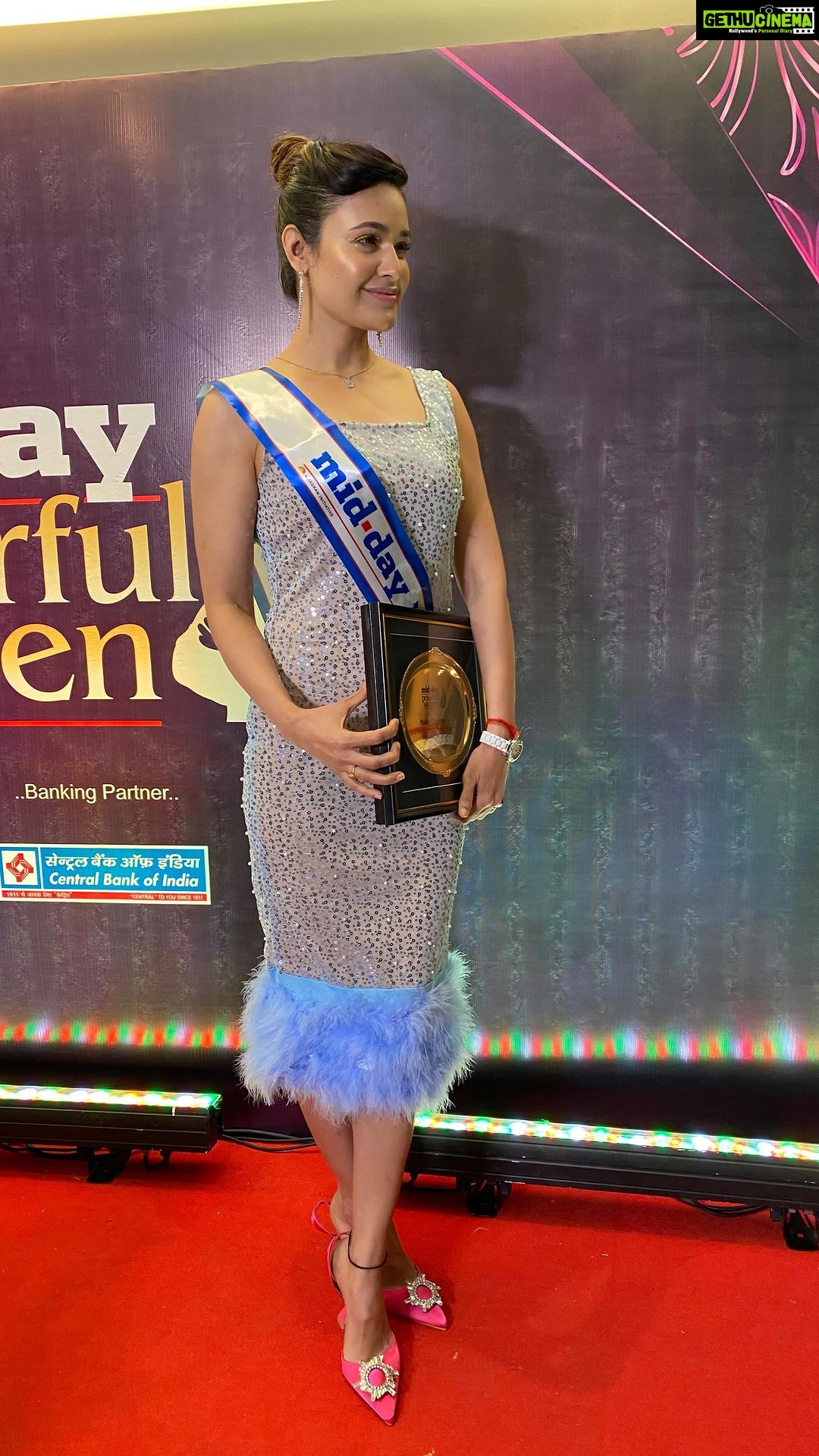 Yuvika Chaudhary Instagram - Thank you @middayindia felicitating. Wonderful evening with you all. Thank you. #grateful #thank you for #middayawards @pankhclothing