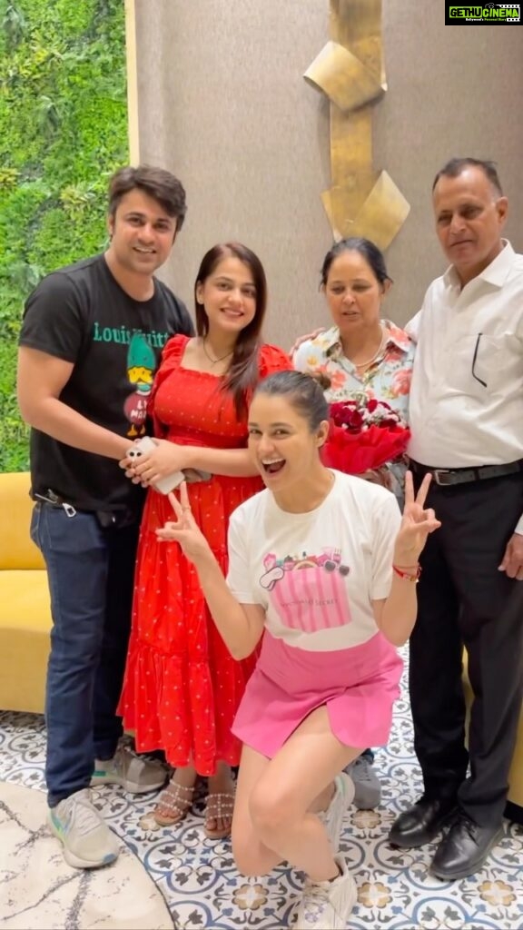 Yuvika Chaudhary Instagram - Happy 40 years together, 🧿❤️♾️ ma papa 🙏🏻 love and respect …..