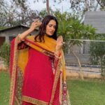 Yuvika Chaudhary Instagram - @yuvikachaudhary #shooting #dancing #makeupartist #jasaady #yuvikachaudhary @shreyaghoshal #princenarula #style by @junejasanchi #outfit @ibaadatbyjasmine #jewelry @anaghaartsnjewels