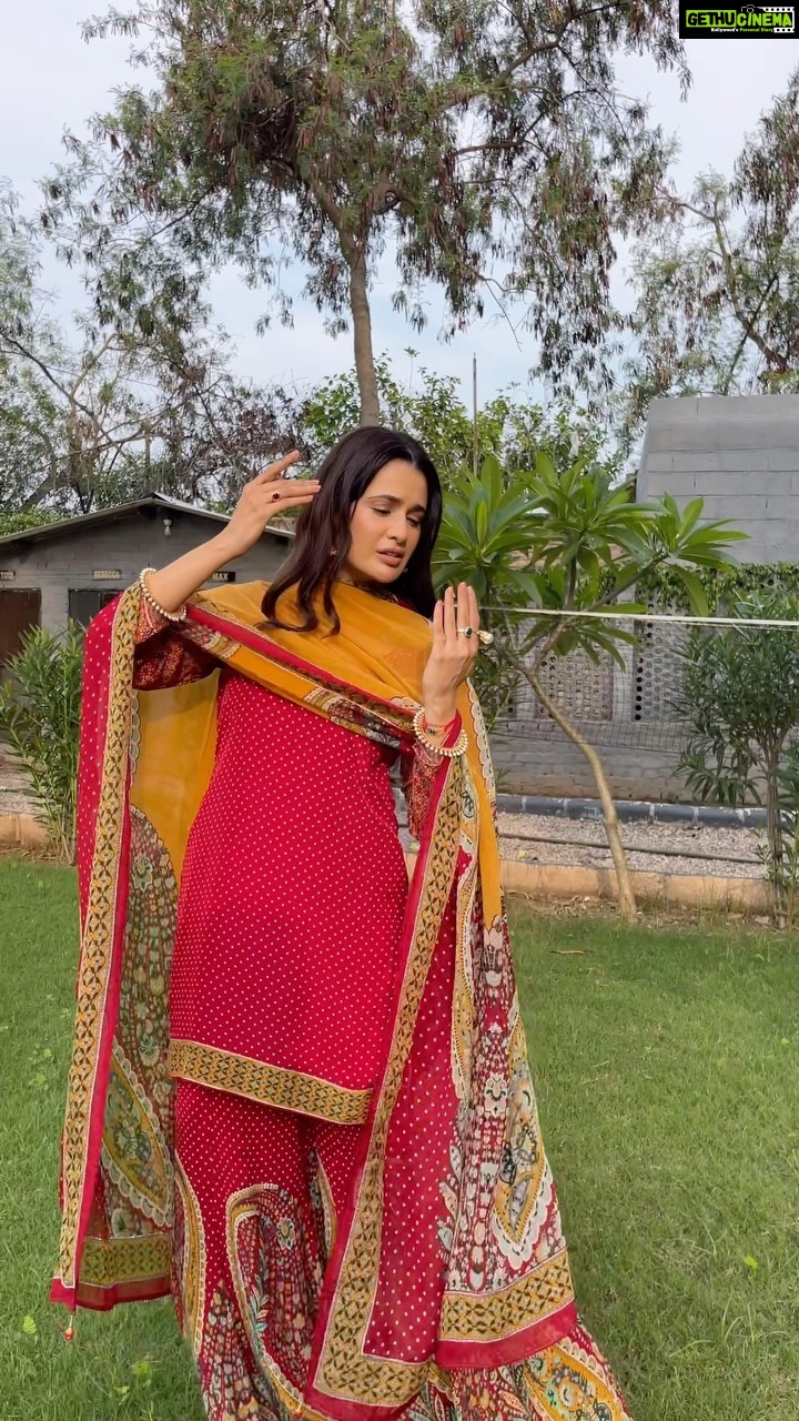 Yuvika Chaudhary Instagram - @yuvikachaudhary #shooting #dancing #makeupartist #jasaady #yuvikachaudhary @shreyaghoshal #princenarula #style by @junejasanchi #outfit @ibaadatbyjasmine #jewelry @anaghaartsnjewels