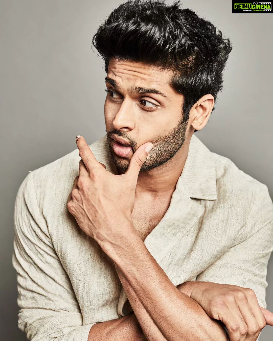 Abhimanyu Dasani Instagram - When you text someone in the same room and wait for them to notice #JaldiDekhNa