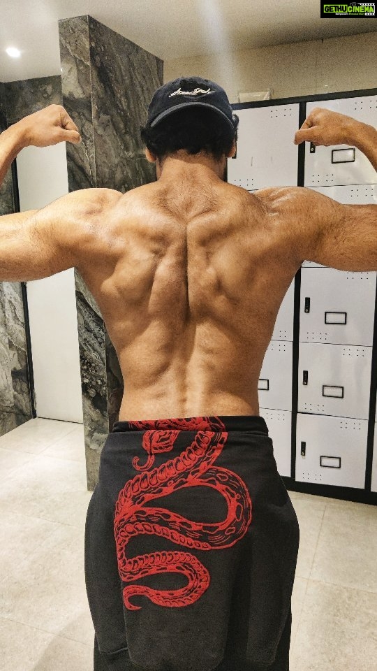 Abhimanyu Dasani Instagram - I wear my heart on my back. Try this back workout Pulls up 3 x 10 Lat pull downs 4 x 10 Barbell rows 3 x 10 Close grip pull downs 3 x 10 Seated rows 3 x 10 Rear delt 3 x 15 Pull ups till failure. #workout #fitness #backworkout London, United Kingdom