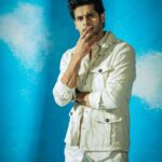 Abhimanyu Dasani Instagram - Tales of the Sand ⏳ #PaaniPeeteRehnaChahiye🥤 📸 @vaibhav.photographyyy