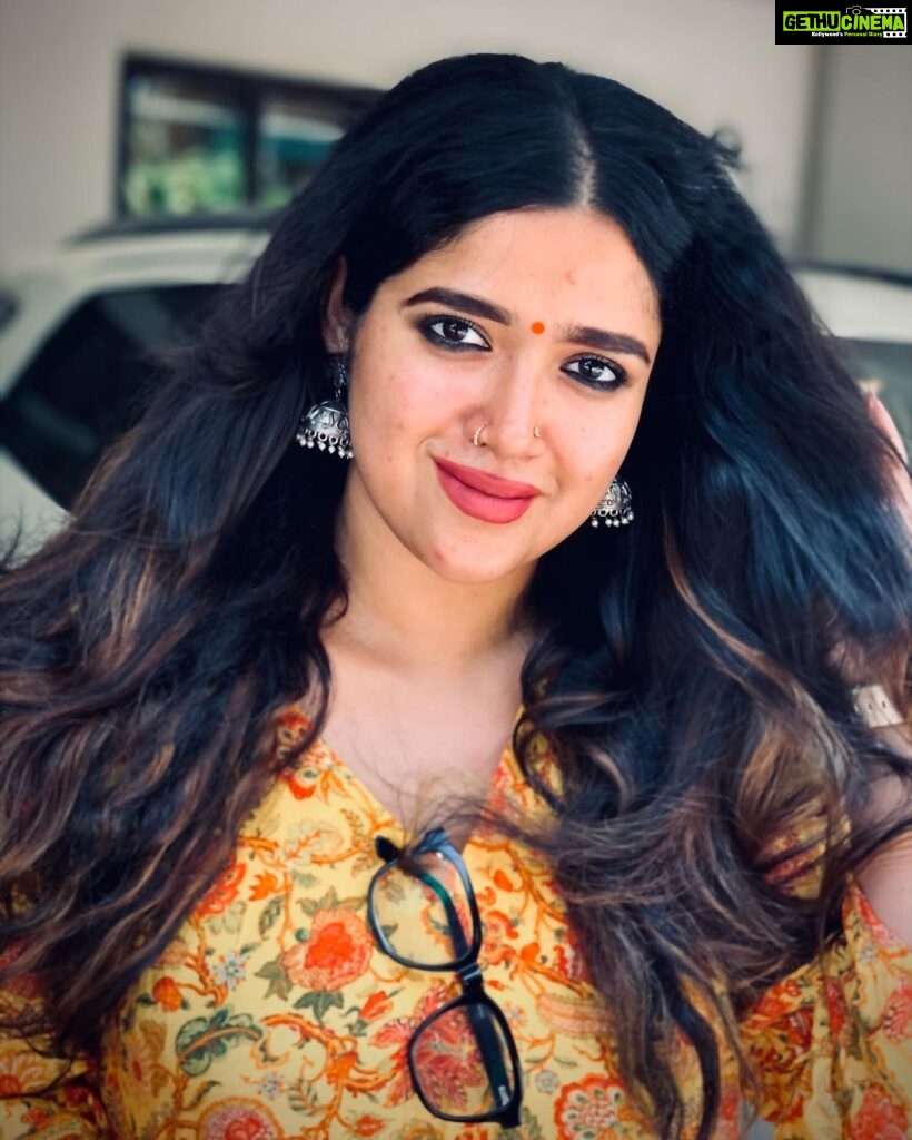 Abhirami Suresh Instagram - Can verbs be invented? I want to tell you one: I heaven you, thus my wings stretch immensely to love you without measure… - Freida Kahlo