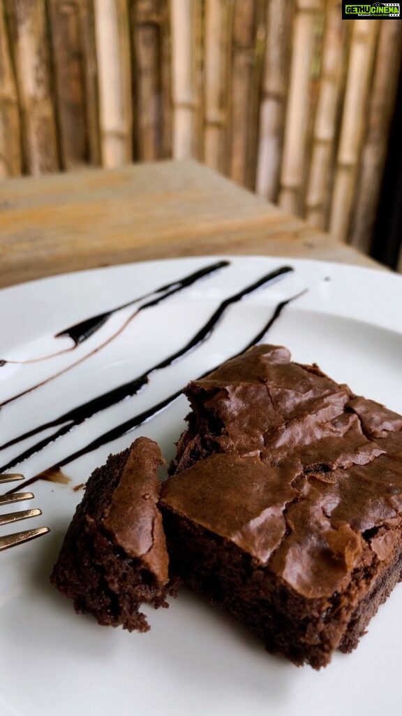 Abhirami Suresh Instagram - Freshly Home Baked Brownies with/ without ice cream anyone? 🐣 . . #BrownieLover #Brownies #ChocolateBrownie ♥️#CafeUutopia #uutopia #panangad