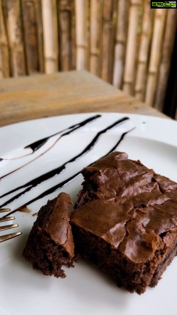 Abhirami Suresh Instagram - Freshly Home Baked Brownies with/ without ice cream anyone? 🐣 . . #BrownieLover #Brownies #ChocolateBrownie ♥#CafeUutopia #uutopia #panangad