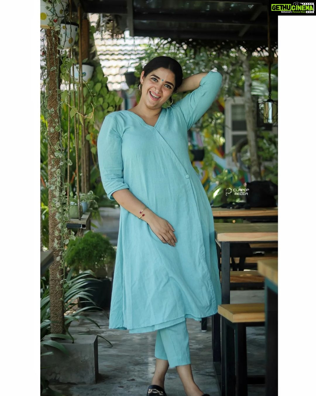 Abhirami Suresh Instagram - "ᴩᴀꜱꜱɪᴏɴ ɪꜱ ᴇɴᴇʀɢy. ꜰᴇᴇʟ ᴛʜᴇ ᴩᴏᴡᴇʀ ᴛʜᴀᴛ ᴄᴏᴍᴇꜱ ꜰʀᴏᴍ ꜰᴏᴄᴜꜱɪɴɢ ᴏɴ ᴡʜᴀᴛ ᴇxɪᴛᴇꜱ yᴏᴜ". . . . . . In Frame: Abhirami Suresh @ebbietoot . . . . . . #abhiramisuresh#musician#singer#entrepreneur #cafeuutopia #indianactress #musiccomposer🎶🎵