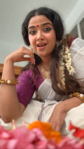 Abhirami Suresh Instagram - ഓണം എന്ന് കേൾക്കുമ്പോൾ മനസ്സിൽ ആദ്യം ഓർമ്മ വരുന്ന കാര്യം എന്താണ് ? @eastern_in അത്തം പത്തും Perfect ആകാം . 🎥 - @kukku_enola #eastern #athampathumperfectakkam #onam #onam2023 #onamreels #onamspecial #onamsong #perfecttastepartner #perfect #perfecttaste #perfectcolour #perfectsmell