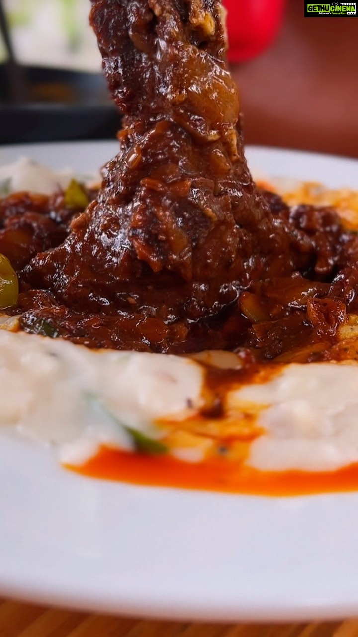 Abhirami Suresh Instagram - Going with the trend of reminiscing the good old nadan ruchikal β¦. Finger licking good BEEF RIBS and PAALKAPPA π€β¨ . . #goingwiththetrend #paalkappa #kappa #beef #pothu #thaninadan #nadanfood #nadan #cafeuutopia #waterfront #panangad #yummy #foodie #keralafoodie #keralam Cafe Uutopia