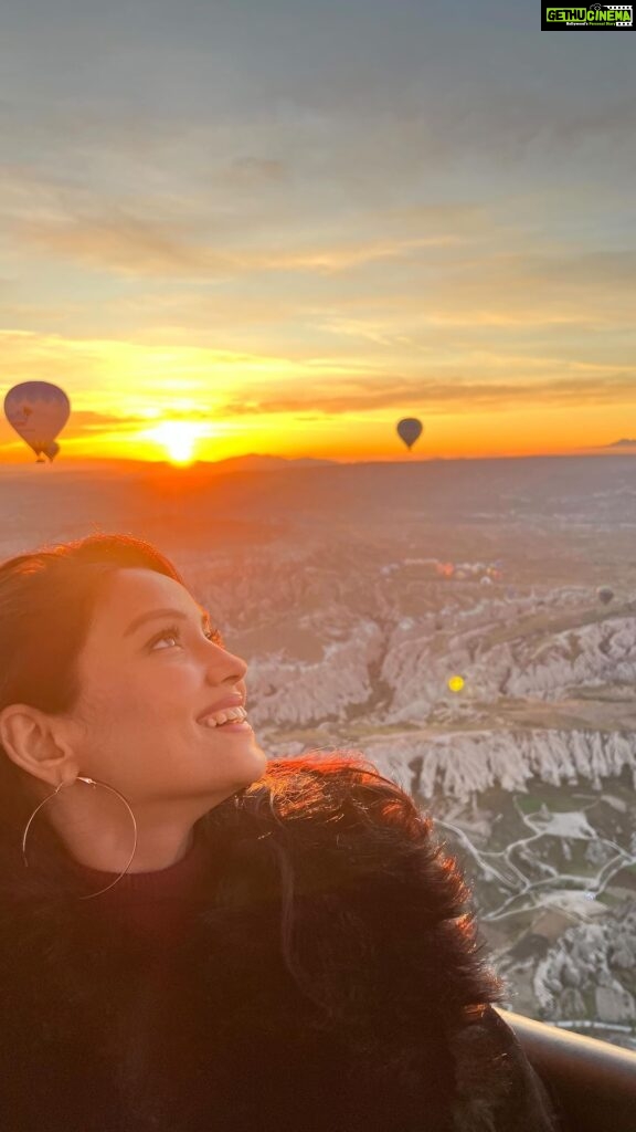 Adaa Khan Instagram - How Magical is this 💫 . . #reelitfeelit #sunrise #reels #sukoon #cappadocia #adaakhan #adaaventure #travel #travelholic #instareels #gratitude #yolo ❤️