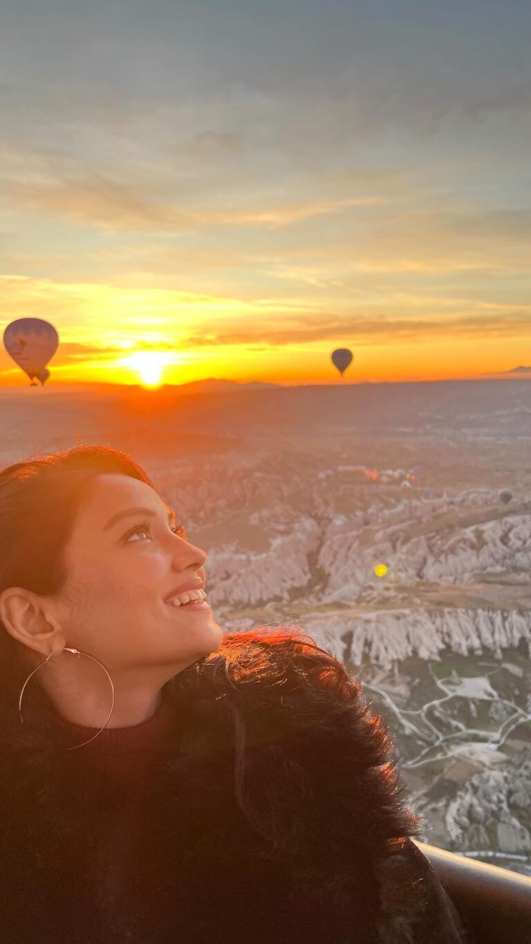 Adaa Khan Instagram - How Magical is this 💫 . . #reelitfeelit #sunrise #reels #sukoon #cappadocia #adaakhan #adaaventure #travel #travelholic #instareels #gratitude #yolo ❤️