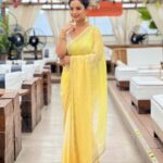 Adaa Khan Instagram - Can this be counted as a part of #WhatJhumka trend? 🤪 . . #SareePeVaari #NaariInSaree #photooftheday #ootd #lookbook #fashion #fashionnova #sareelove #desigirl #stylefile #style #mood #instagood #fashionlikeadaa #adaakhan . Jhumka: @nidhikurda 👗: @pannasareesofficial 🤝 : @ektara_world 💄:@makeupandhairbydwanijainn 💇‍♀️: @mua_rupashikalgar 🤝: @cheragsmagicalmakeovers 📍: @truetrammtrunk