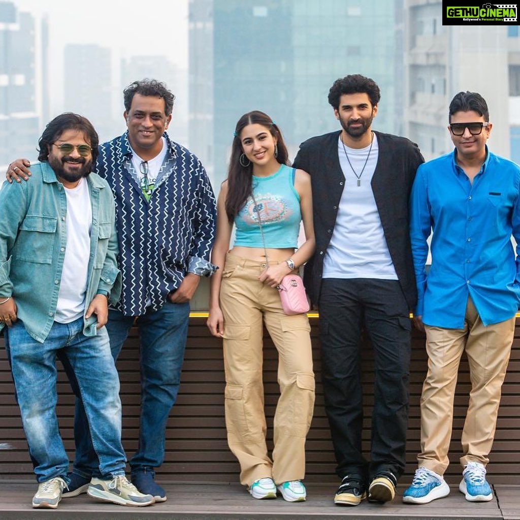 Aditya Roy Kapur Instagram - #MetroInDino gets a Good Friday release. This anthology of heartwarming stories will now release on 29th March 2024. @saraalikhan95 @anupampkher @neena_gupta @pankajtripathi @konkona @alifazal9 @fatimasanashaikh @anuragbasuofficial @ipritamofficial @tseriesfilms @tseries.official @anuragbasuproductions #BhushanKumar #KrishanKumar @shivchanana @neerajkalyan24 @tanibasu