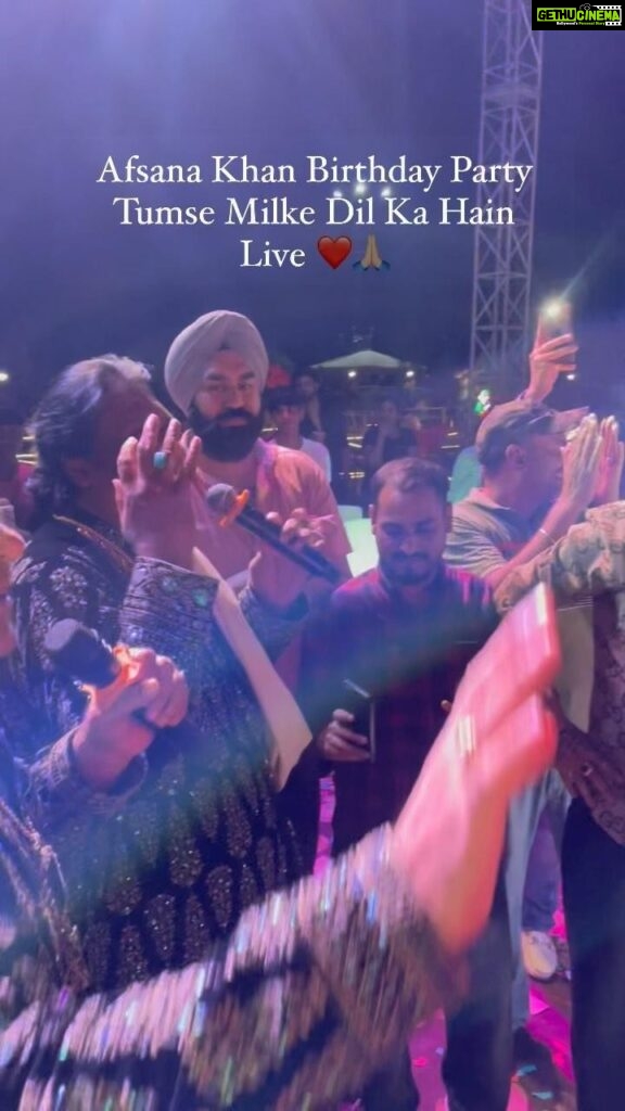 Afsana Khan Instagram - Thank You So much Guys For Your Love ❤️🙏🏻 @itsafsanakhan @saajzofficial @nooransister_786official #Aftabhashim #Sabribrothers #Live #tumsemilkedilka