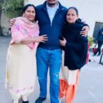 Afsana Khan Instagram - ਜਿਵੇਂ ਸਵਰਗਾਂ ਨੂੰ ਜਾਂਦੇ ਰਾਹ ਵਰਗਾ ਕੋਈ ਨਹੀ, ਲੱਖਾਂ ਰਿਸ਼ਤਿਆਂ ਚ ਓੁਵੇਂ ਮਾਂ ਵਰਗਾ ਕੋਈ ਨਹੀ। ਇਸ ਦੁਨੀਆਂ ਵਿਚ ਜਿੰਨੇ ਰਿਸ਼ਤੇ, ਸਬ ਝੂਠੇ ਤੇ ਬੇਰੂਪ, ਮਾਂ ਦਾ ਰਿਸ਼ਤਾ ਸਭ ਤੋਂ ਸੱਚਾ, ਮਾਂ ਹੈ ਰੱਬ ਦਾ ਰੂਪ 🙏 Happy Mother’s Day ❤️ @charan_kaur5911 ❤️ @ashabegum81 ❤️ Rajni Sharma ❤️ Toronto, Ontario