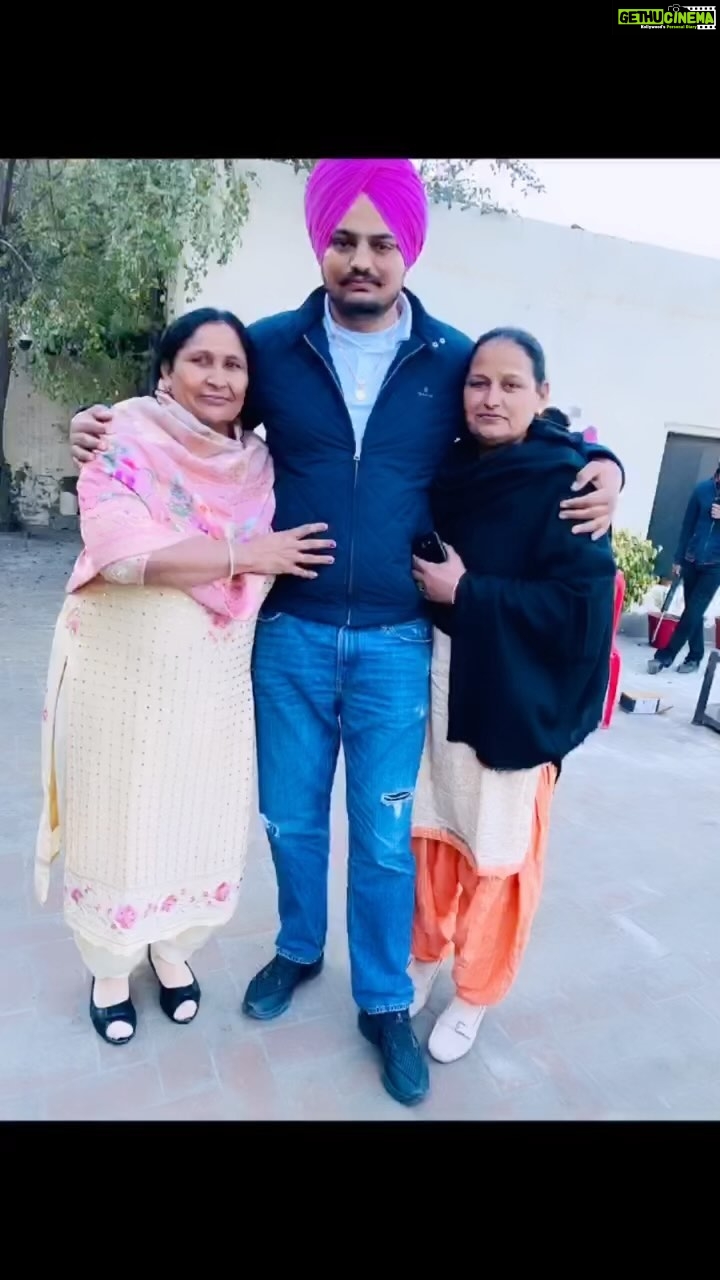 Afsana Khan Instagram - ਜਿਵੇਂ ਸਵਰਗਾਂ ਨੂੰ ਜਾਂਦੇ ਰਾਹ ਵਰਗਾ ਕੋਈ ਨਹੀ, ਲੱਖਾਂ ਰਿਸ਼ਤਿਆਂ ਚ ਓੁਵੇਂ ਮਾਂ ਵਰਗਾ ਕੋਈ ਨਹੀ। ਇਸ ਦੁਨੀਆਂ ਵਿਚ ਜਿੰਨੇ ਰਿਸ਼ਤੇ, ਸਬ ਝੂਠੇ ਤੇ ਬੇਰੂਪ, ਮਾਂ ਦਾ ਰਿਸ਼ਤਾ ਸਭ ਤੋਂ ਸੱਚਾ, ਮਾਂ ਹੈ ਰੱਬ ਦਾ ਰੂਪ 🙏 Happy Mother’s Day ❤️ @charan_kaur5911 ❤️ @ashabegum81 ❤️ Rajni Sharma ❤️ Toronto, Ontario