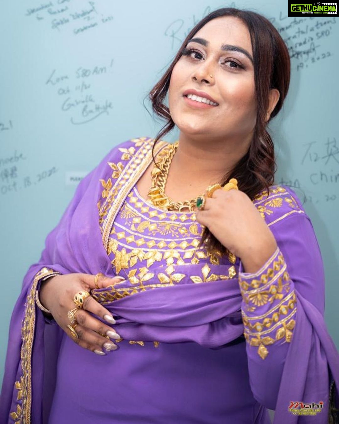 Afsana Khan Instagram - जो डूबना है तो इतने सुकून से डूबो कि आस-पास की लहरों को भी पता न लगे 💜🦋 Edmonton, Alberta