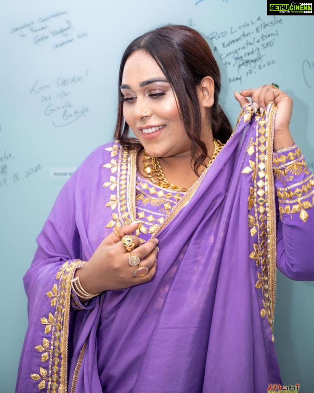 Afsana Khan Instagram - जो डूबना है तो इतने सुकून से डूबो कि आस-पास की लहरों को भी पता न लगे 💜🦋 Edmonton, Alberta
