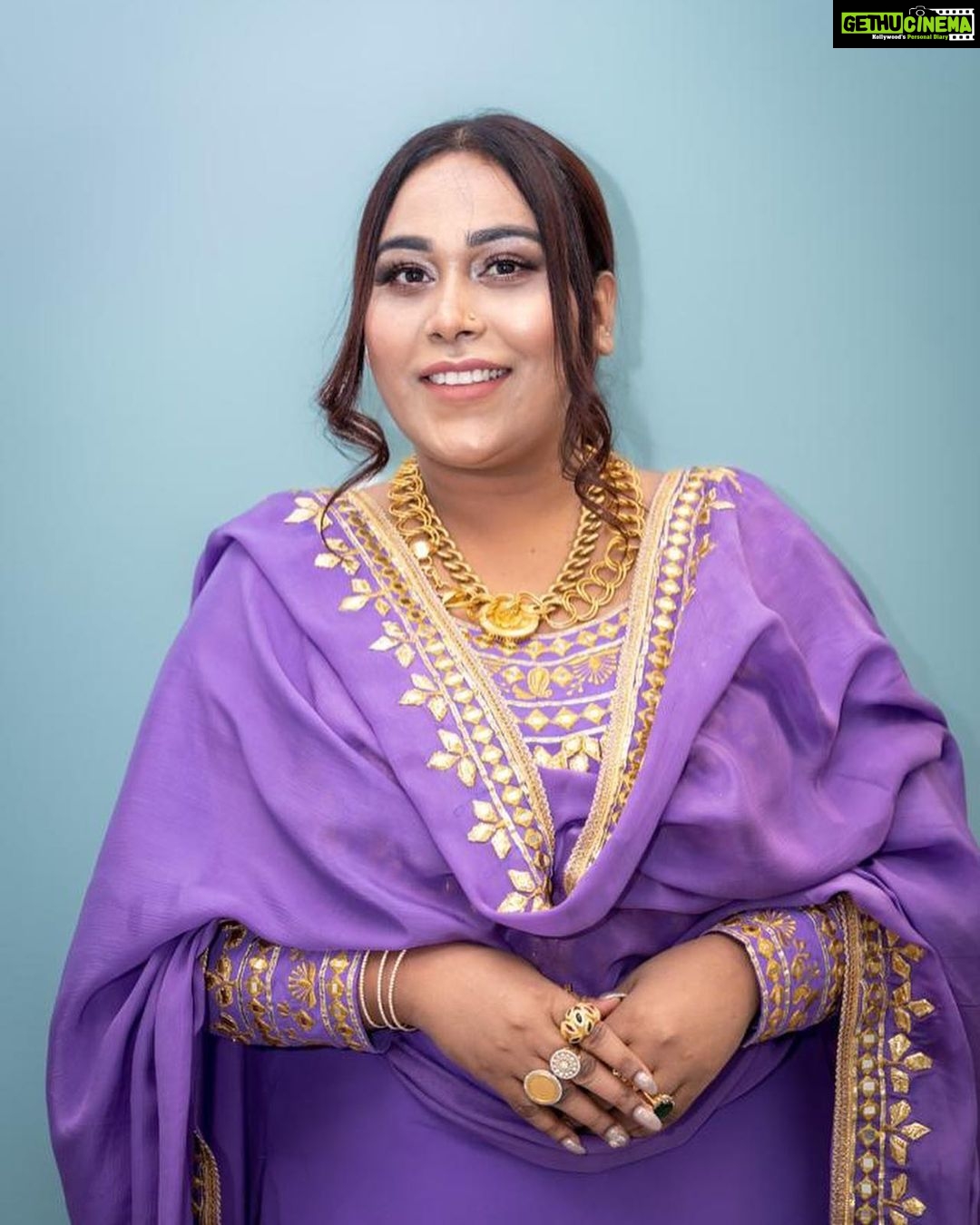 Afsana Khan Instagram - जो डूबना है तो इतने सुकून से डूबो कि आस-पास की लहरों को भी पता न लगे 💜🦋 Edmonton, Alberta