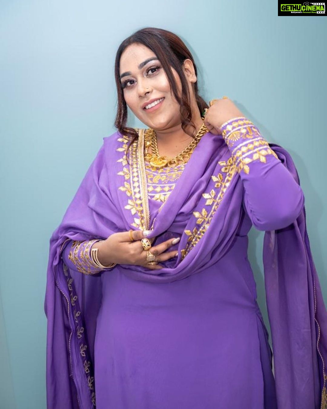 Afsana Khan Instagram - जो डूबना है तो इतने सुकून से डूबो कि आस-पास की लहरों को भी पता न लगे 💜🦋 Edmonton, Alberta