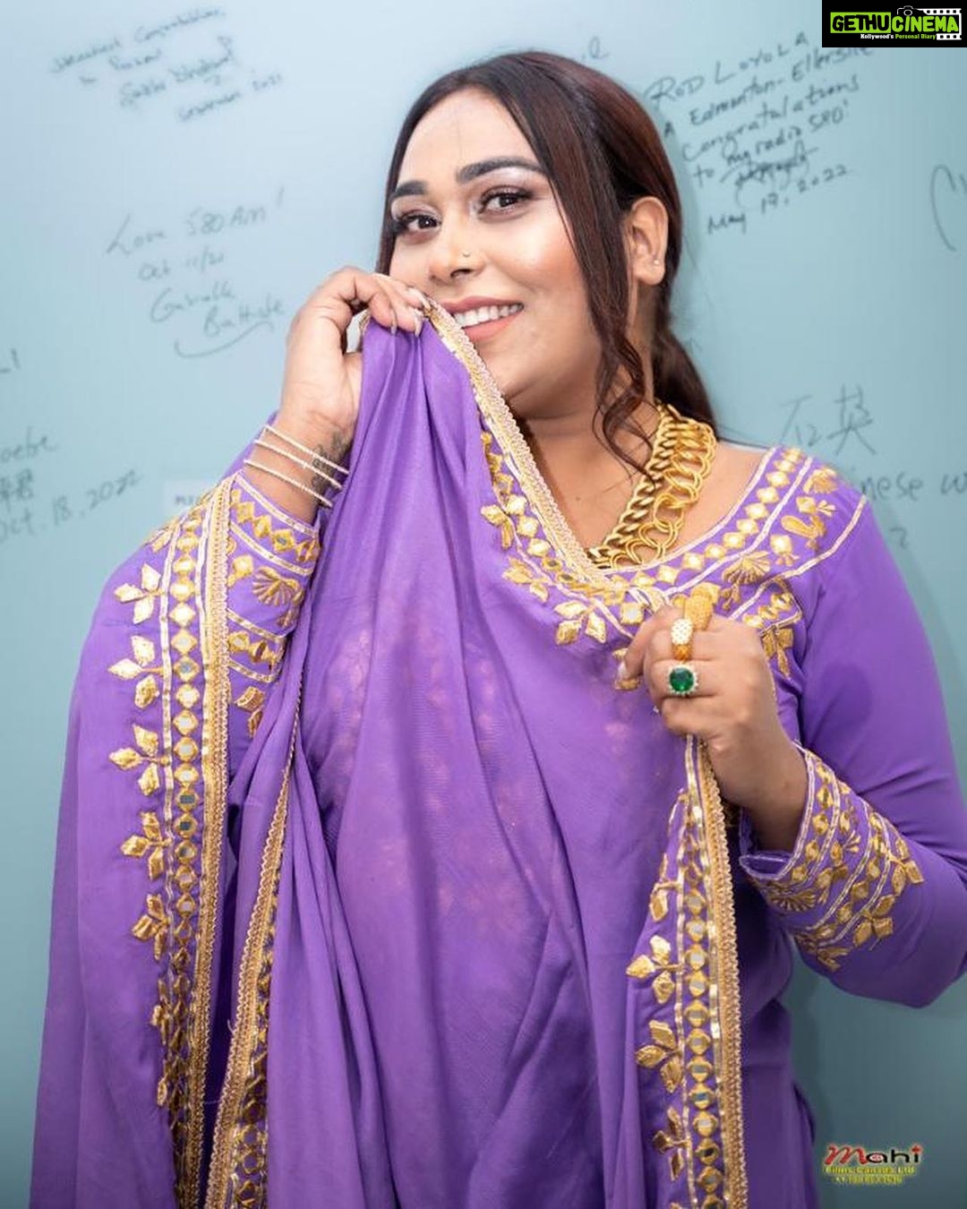 Afsana Khan Instagram - जो डूबना है तो इतने सुकून से डूबो कि आस-पास की लहरों को भी पता न लगे 💜🦋 Edmonton, Alberta