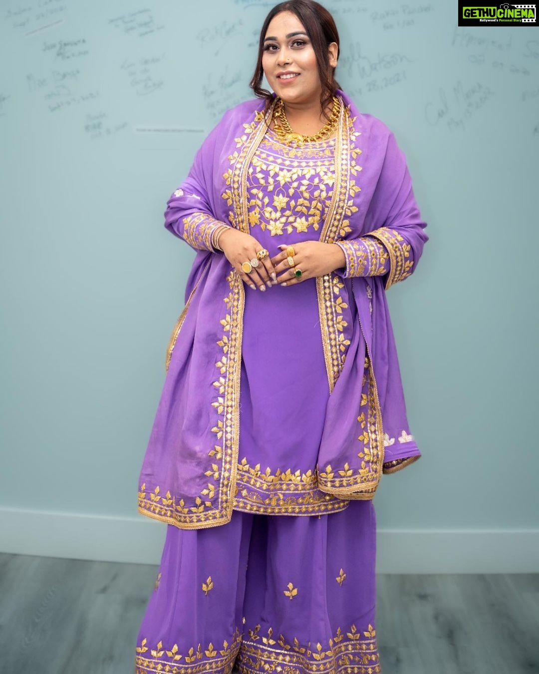 Afsana Khan Instagram - सूरज और चांद की ख्वाहिश नहीं मुझे, जहां दिल को सुकून मिले वहीं मेरे खुदा का दर है। makeup @beautyzone25 Beautiful outFit 💜 @fashionboutiqueedmonton 💜 #canadatour #canada #afsaajz #afsaajzforever #afsanakhan #justiceforsidhumoosewala 🙏 Edmonton, Alberta